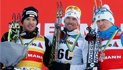 B�ci na ly�ích Johan Olsson (uprost�ed), Dario Cologna (vlevo) a Alexandr Legkov