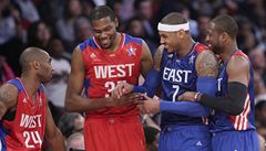 Basketbalisté Západu Kobe Bryant (vlevo) a Kevin Durant (vlevo uprosted) a hrái Východu Carmelo Anthony s Dwyanem Wadem (vpravo) pi utkání hvzd NBA  