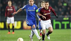 Fotbalisté Chelsea i s branká�em Petrem �echem si odvá�ejí t�snou výhru 1:0 ze h�i�t� pra�ské Sparty.