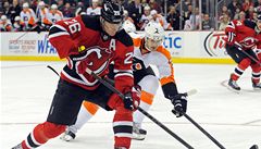 Hrá New Jersey Devils' Patrik Eliá (26) v souboji s hokejistou Philadelphia Flyers' Kurtisem Fosterem