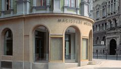 Nový magistrát. Zvenku nedoznala trojice historických dom� �ádných podstatných zm�n, s výjimkou náro�í, kde je dnes situován hlavní vstup.