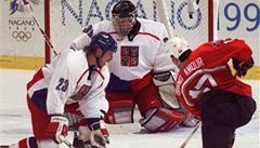 Petr Svoboda blokuje střelu Kanaďana Brind'Amoura. Snímek je z olympiády v Naganu 1998 | na serveru Lidovky.cz | aktuální zprávy