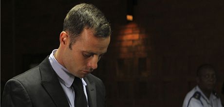 Tetí den u soudu. Oscar Pistorius se zodpovídá z vrady své pítelkyn. 