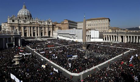 S papeem se pily do Vatikánu rozlouit desetitisíce lidí 