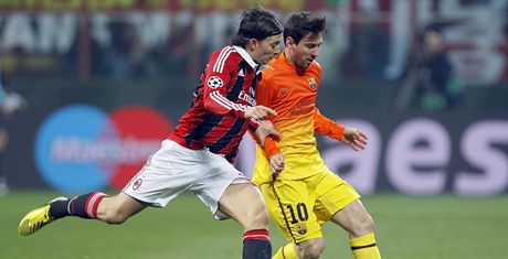 Fotbalista AC Milán Riccardo Montolivo (vlevo) a Lionel Messi z Barcelony