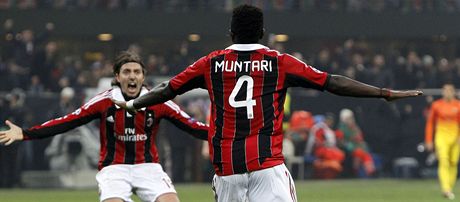 Radost fotbalist AC Milán Riccarda Montoliva (vlevo) a Sulleyho Muntariho