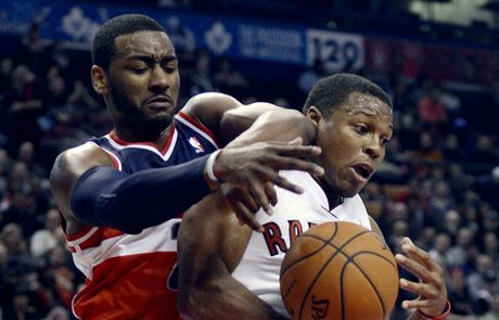 Basketbalista Toronta Raptors Kyle Lowry (vpravo) a John Wall z Washingtonu Wizards