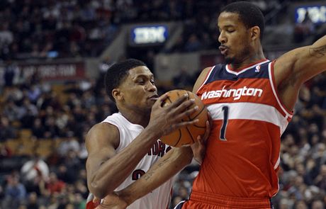 Basketbalista Toronta Raptors Rudy Gay (vlevo) a Trevor Ariza z Washingtonu Wizards