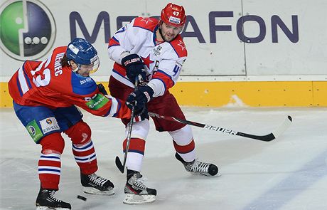 Lev Praha - CSKA Moskva. Ondej Nmec z celku Lev Praha (vlevo) a Alexandr Radulov z CSKA Moskva