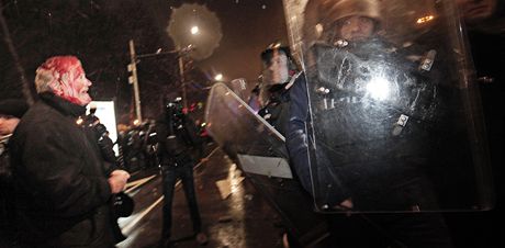 Demonstranti v Bulharsku elí policii.