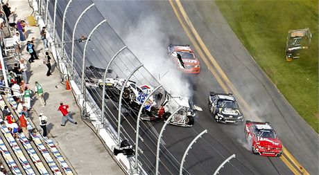 Pi nehod v závodu NASCAR v Dayton bylo zranno 30 divák.