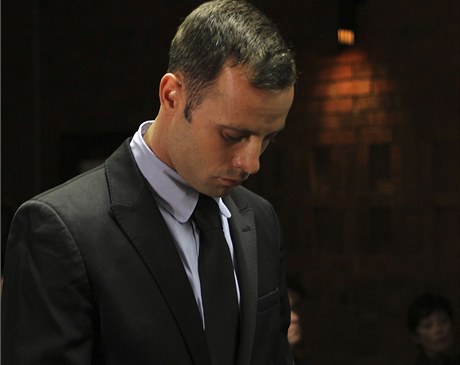 Třetí den u soudu. Oscar Pistorius se zodpovídá z vraždy své přítelkyně. 