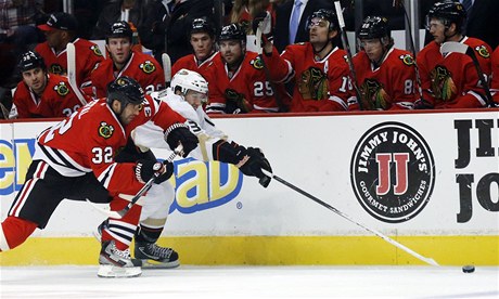 eský hokejista Chicaga Blackhawks Michal Rozsíval (vlevo) a Nick Bonino z Anaheimu Ducks