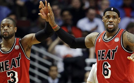 Radost basketbalistů Miami Heat LeBrona Jamese (vpravo) Dwyana Wadea