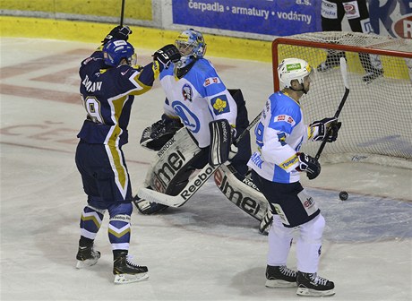 Rytíi Kladno - Plze. Michal Dragoun z Kladna (vlevo) se raduje z gólu, uprosted je plzeský branká Marek Mazanec, vpravo jeho spoluhrá Pavel Kapaík