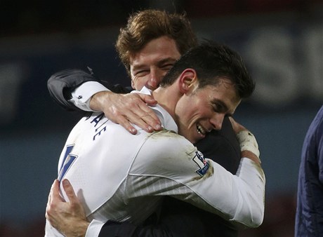 Fotbalista Tottenhamu Gareth Bale a jeho trenér André Villas-Boas
