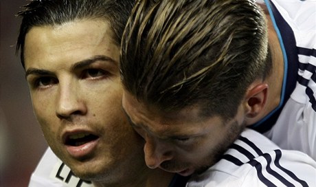 Fotbalisté Realu Madrid Cristiano Ronaldo (vlevo) a Sergio Ramos