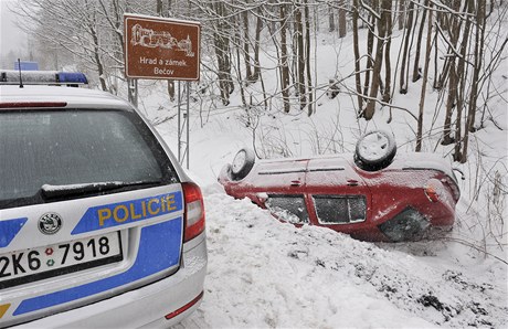  Silné snení ovlivnilo sjízdnost na silnicích po celém Karlovarském kraji. Docházelo k dopravním nehodám, jedna z nich se stala ped Beovem na Karlovarsku. 