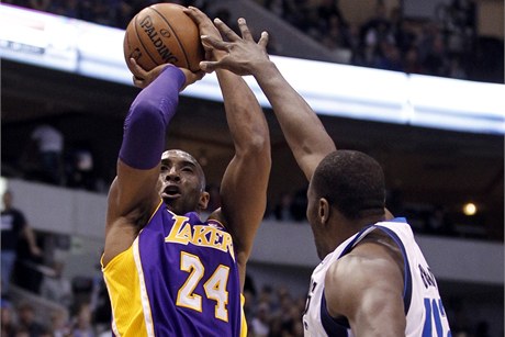 Kobe Bryant stílí na ko.
