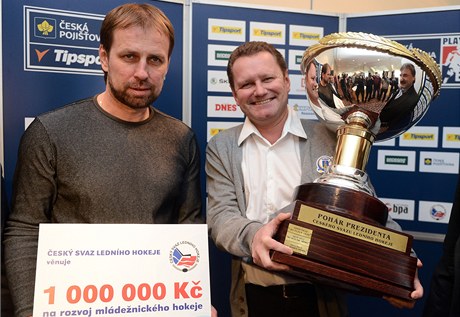 Trenér Zlína Rostislav Vlach (vlevo) s Prezidentským pohárem.