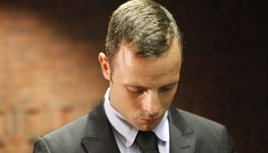 Tet den u soudu. Oscar Pistorius se zodpovd z vrady sv ptelkyn.