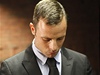 Tetí den u soudu. Oscar Pistorius se zodpovídá z vrady své pítelkyn.