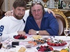  S Ramzanem Kadyrovem, který je v zahranií asto kritizován za zloiny proti lidskosti, si Depardieu zael na skleniku. 
