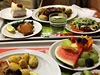 Typický obd v jídeln pro zamstnance Evropské komise. Zeleninový salát, losos s peenými brambory a ovoce jako dezert. 
