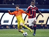 Fotbalista Barcelony Lionel Messi (vlevo) a Kévin Constant z AC Milán