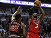Basketbalista Miami Heat LeBron James (vpravo) a Jimmy Butler z Chicaga Bulls