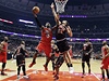 Basketbalista Miami Heat LeBron James (vlevo po koem) a Joakim Noah z Chicaga Bulls (vpravo pod koem)