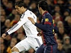 Fotbalista Barcelony Sergio Busquets (vpravo) a Cristiano Ronaldo z Realu Madrid
