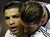 Fotbalisté Realu Madrid Cristiano Ronaldo (vlevo) a Sergio Ramos