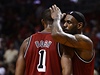 Basketbalisté Miami Heat LeBron James (vpravo) a Chris Bosh