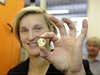 Otpaka Bára potáková ukazuje erstv vyraenou minci v eské mincovn v Jablonci nad Nisou