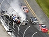 Pi nehod v závodu NASCAR v Dayton bylo zranno 30 divák.