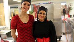 Hostesky s pat�i�ným 'valentýnským' oble�ením.