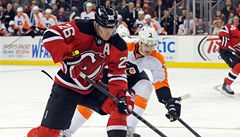 eský hokejista New Jersey Devils Patrik Eliá a Kurtis Foster z Philadelphie Flyers 