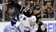 eský hokejista Dallasu Stars Jaromír Jágr a Alex Burrows z Vanocuveru Canucks
