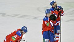  Lev Praha - CSKA Moskva. Zklamaní hrái praského Lva (zleva) Marcel Hossa, Nicklas Danielsson a Jakub Klepi