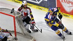 Zlín - Pardubice hrané. Bedich Köhler ze Zlína (vpravo) a Travis Gawryletz z Pardubic