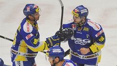 Zlín - Pardubice hrané. Petr ajánek (vlevo ) a Ondej Veselý ze Zlína se radují po druhém gólu