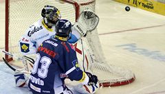 Bílí Tygi Liberec - Vítkovice. Zleva liberecký Petr Nedvd a Marek Malík z Vítkovic