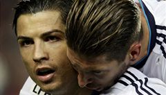 Fotbalisté Realu Madrid Cristiano Ronaldo (vlevo) a Sergio Ramos