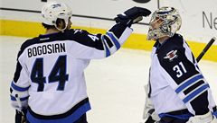 eský branká Winnipegu Jets Ondej Pavelec a jeho spoluhrá Zach Bogosian 