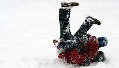 Rodiče s dětmi si sněhové nadílky užívali v Praze v Riegrových sadech. | na serveru Lidovky.cz | aktuální zprávy