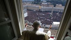 Pape Benedikt XVI. na Svatopetrském námstí v ím naposled oslovil shromádné vící pi nedlní modlitb Andl Pán.