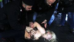 Policie aktivistky vyvedla.