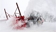Silniái na Rychnovsku odklízejí snhovou frézou sníh na silnici ze Sedloova do Detného v Orlických horách