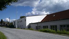 Z ulice p�sobí p�ístavba samoz�ejm�, jako p�irozená sou�ást celku.